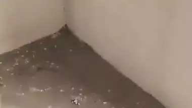 Lady enjoys a threesome sex with the two laborers