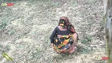 Village aunty sex - Indian MILF slut enjoys playing with her cunt in the forest